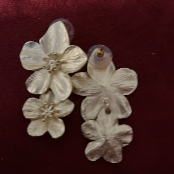 FREE With $30 purchase! Gold drop earrings. Costume - Picture 2 of 2